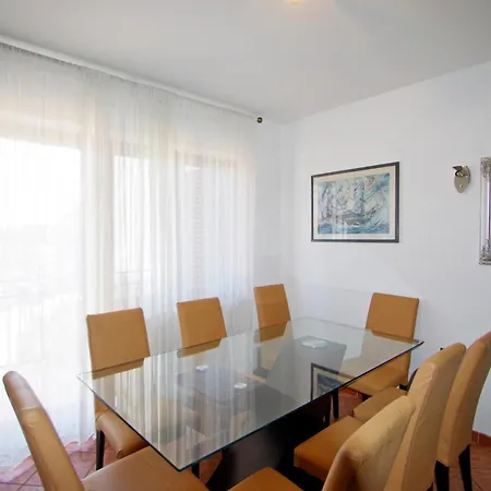Apartman Leona *