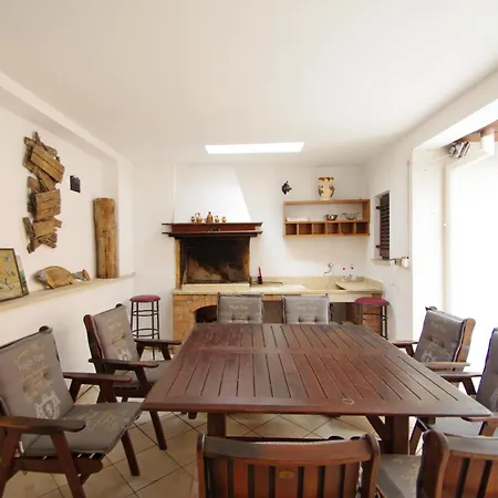 Apartman Leona *