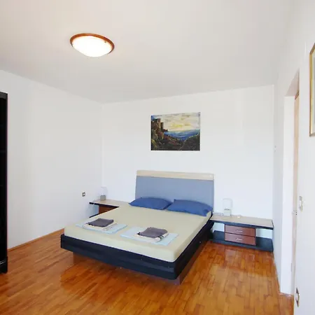 Apartman Leona *