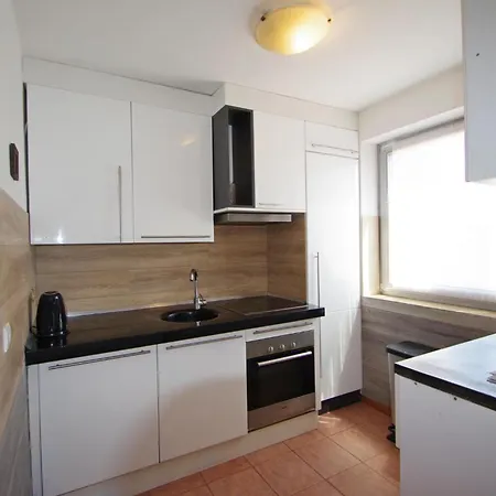 Leona Apartment *