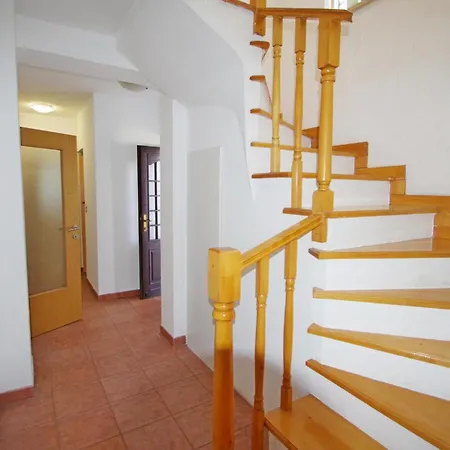 Leona Apartment *