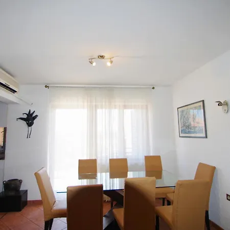 Leona Apartment